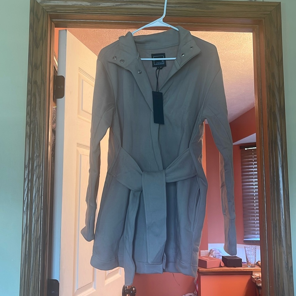Brand new Lauriebelles Bailey wrap in taupe. Too big for me. Size large.
